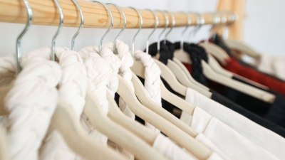 Пране, гладене, сушене, избелване: Какво означават символите върху дрехите